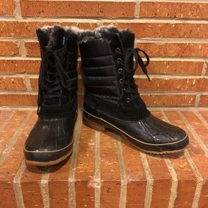 Black fur-lined snow boots